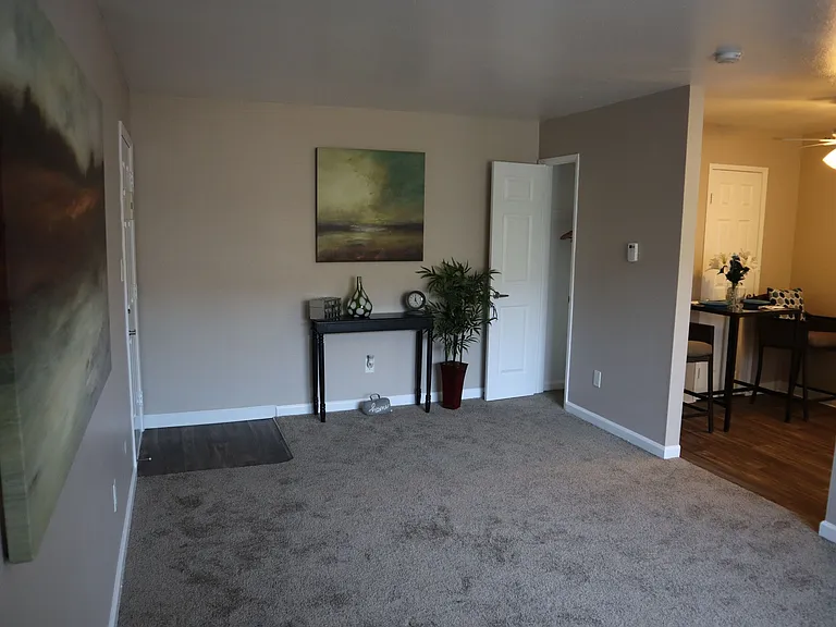 Greenbriar Villa Apartments — Photo 13