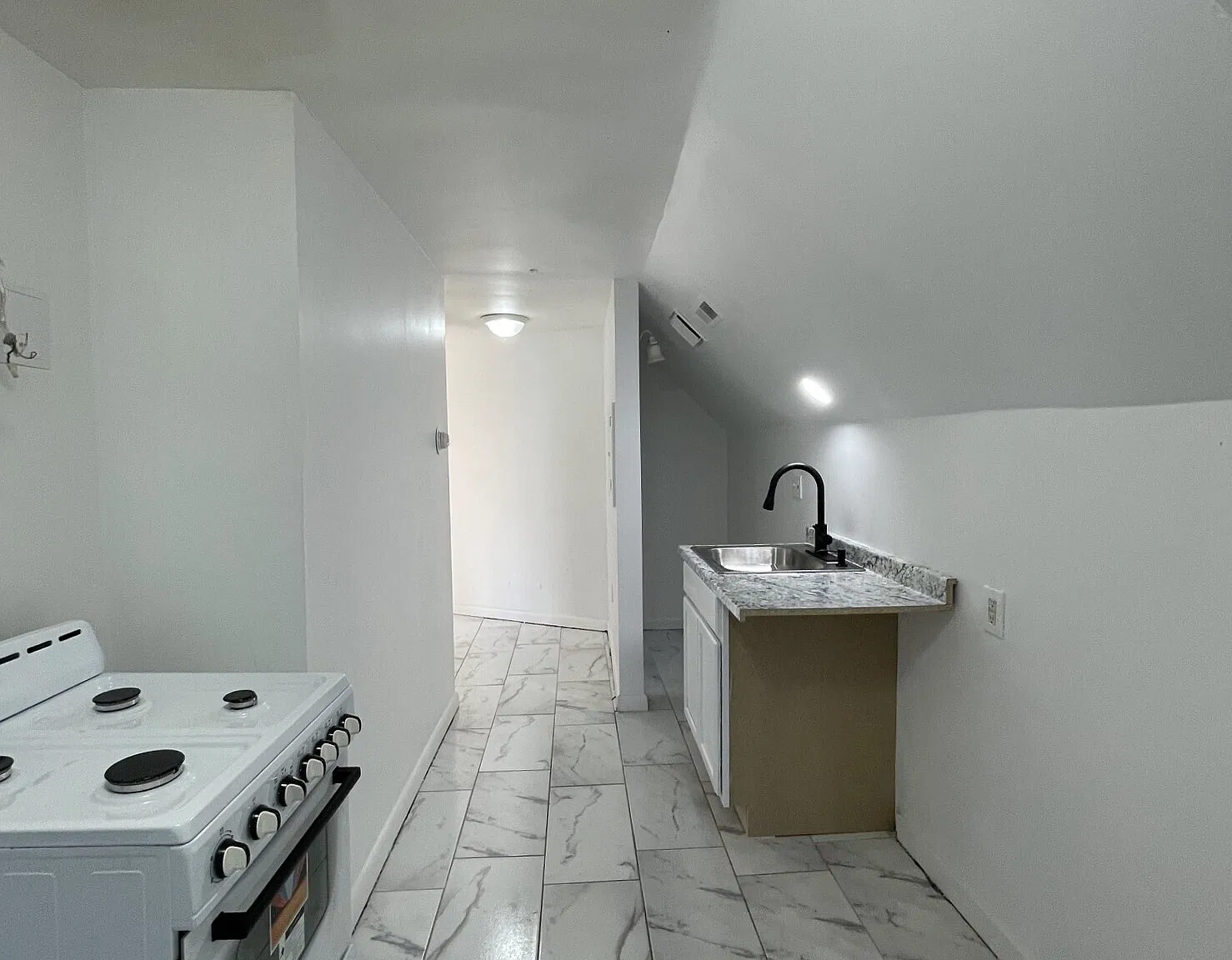2 bed, 1.0 bath, 750 sqft, $1,800 — Photo 4