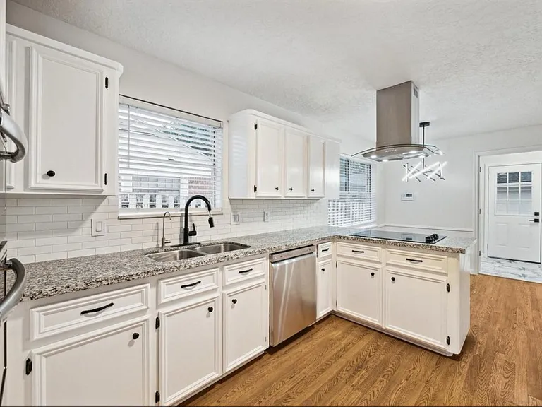 1319 Forsythe Ln — Photo 5