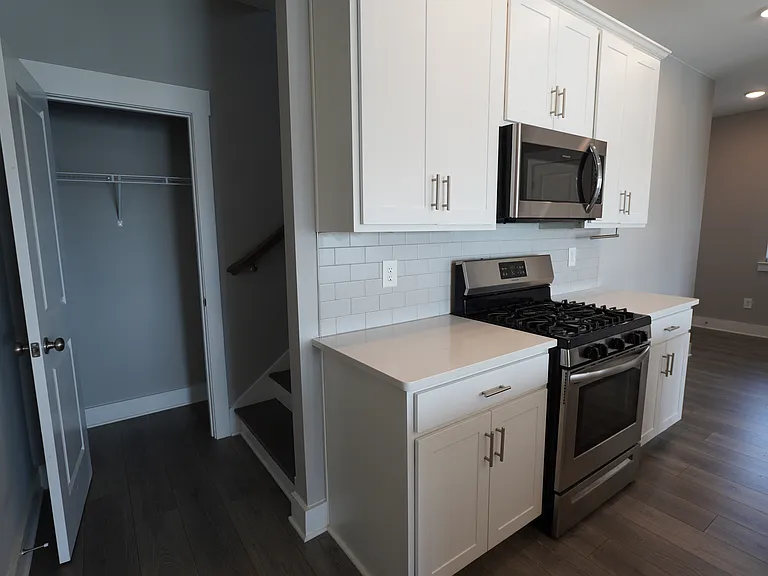1532 Henry St — Photo 6