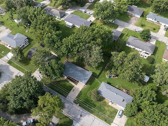 4th image of 1401 N Howenstein Ave
