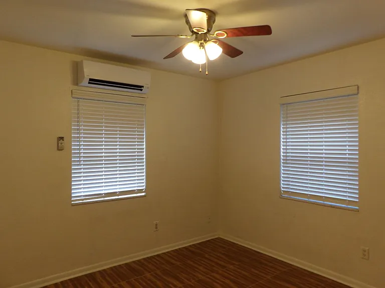 2337 Greenwood St — Photo 14