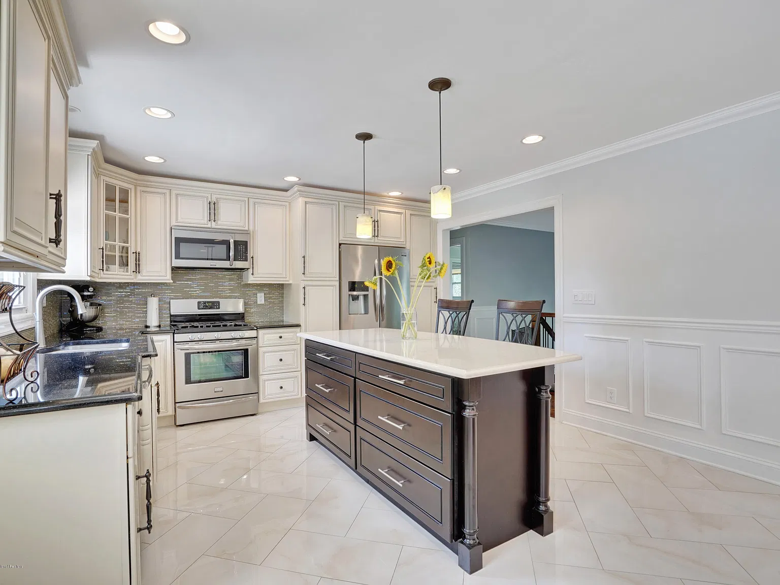 5 bed, 2.5 bath, 2262 sqft, $4,100 — Photo 4