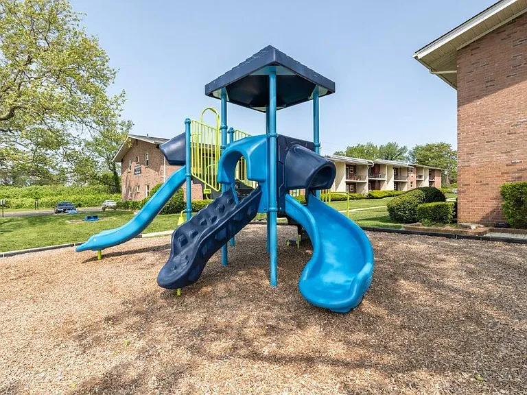 Edgewater Gardens Apartment Homes — Photo 8