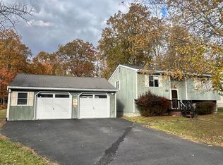 1152 Steele Cir, Bushkill, PA 18324