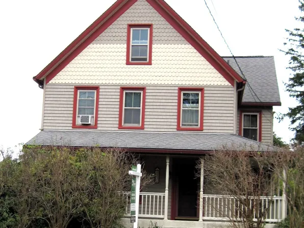 653 Vauxhall St Extension, Waterford, CT 06385