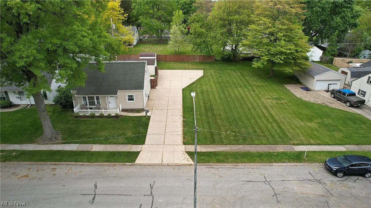 1353 Curtis Ave photo 1