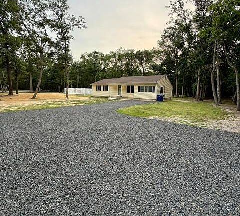 3rd image of 202 Oak Ln