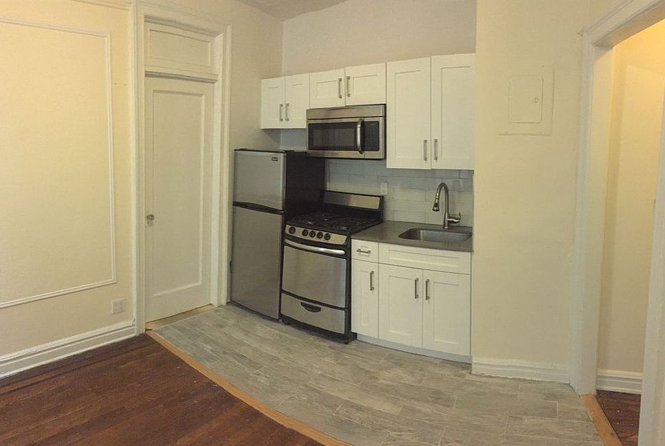 2nd image of 3091 Crescent St APT 3C