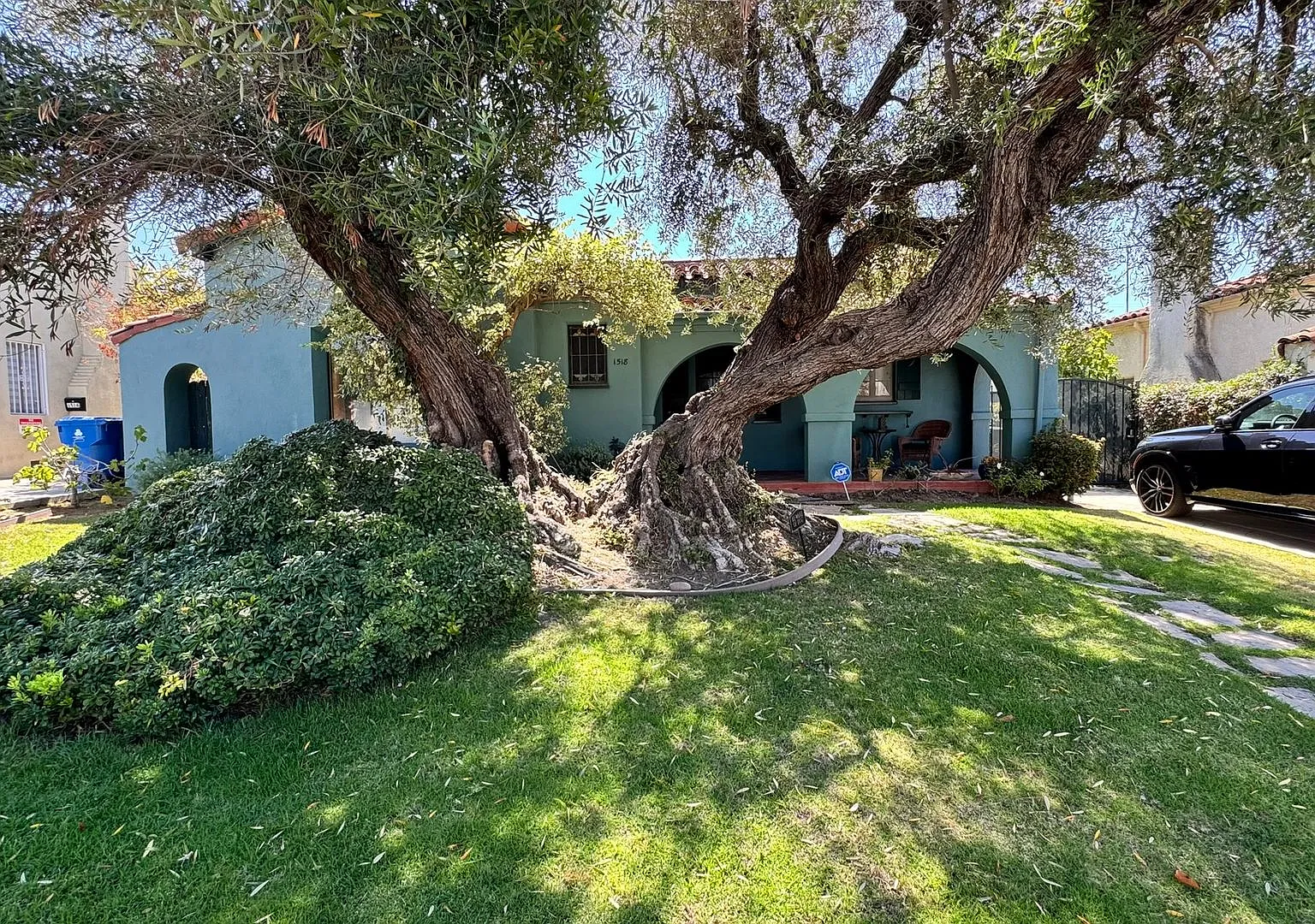 Beautiful Spanish Style Home with Lush Yard — Photo 2