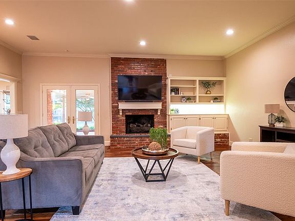 4th image of 2925 Rossmore Pl