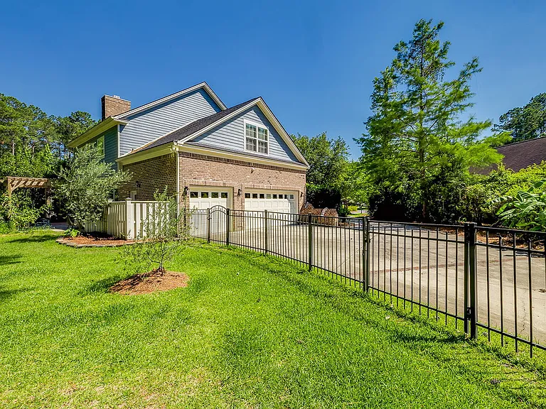 23 Lake Heron Ct W — Photo 46