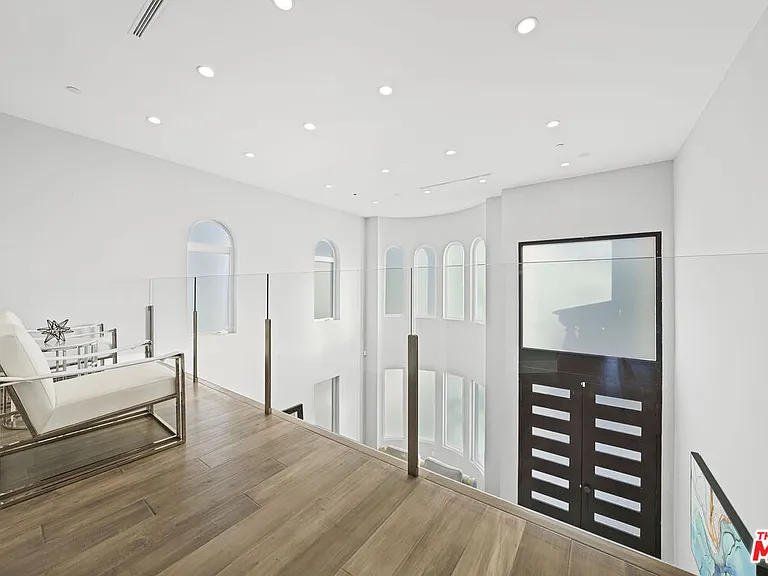 14817 Otsego St — Photo 33