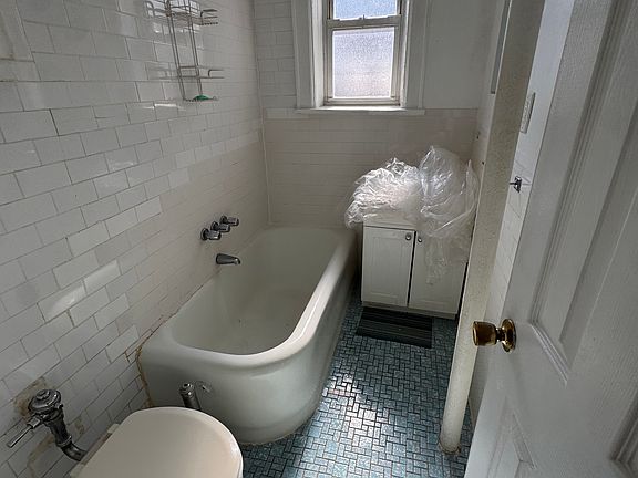 5th image of 432 Riverdale Ave APT 2D