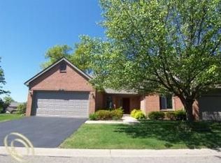 1010 Hickory Dr, Brighton, MI