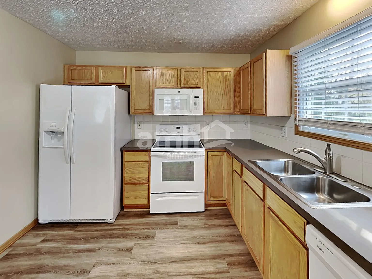 3 bed, 2.5 bath, 1640 sqft, $2,395 — Photo 3