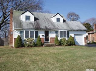 22 Gehrig St, Commack, NY 11725