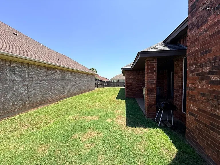 6025 Oakmont Dr — Photo 2