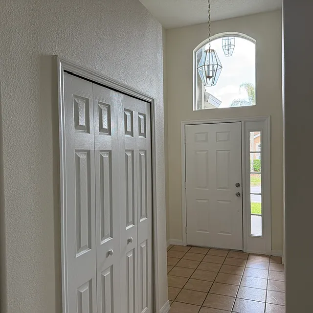 Entry hallway - 1126 Corvina Dr
