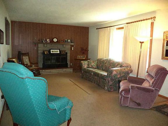 3rd image of 402 Simmons St