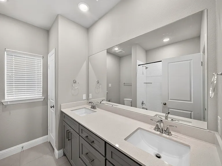 Upstairs bath with linen