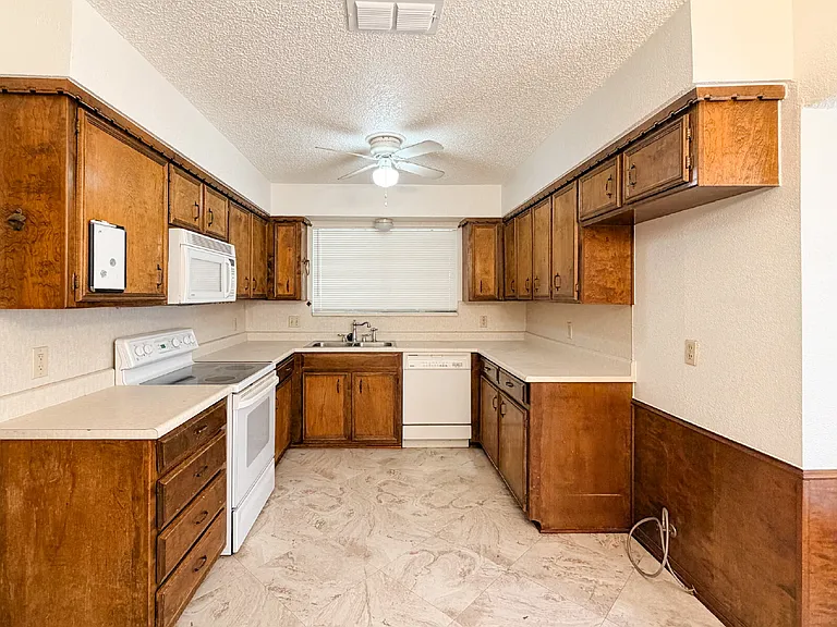 712 Pecan St — Photo 10