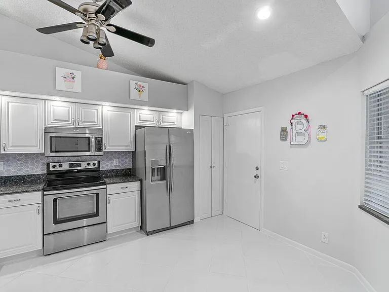 7916 Coral Pointe Dr — Photo 15
