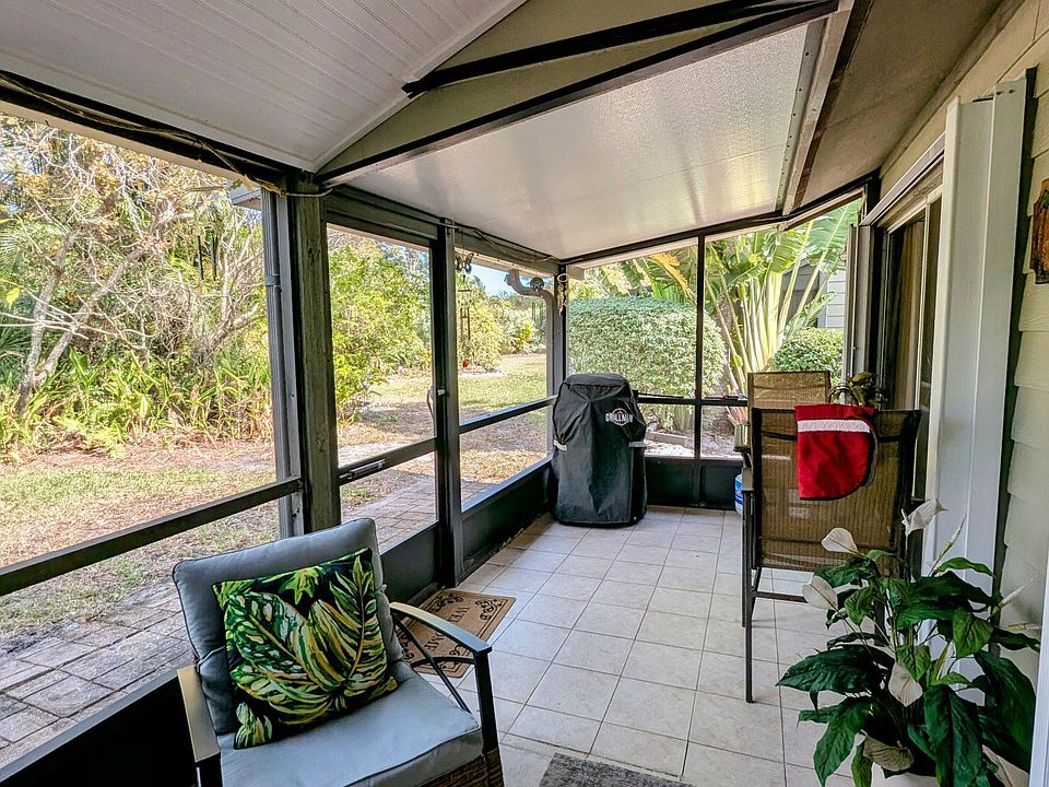1st image of 907 NE Sandalwood Place