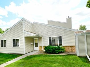 20 Parkview Cir, Grand Forks, ND 58201