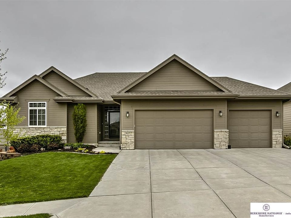 1st image of 827 S 184th St