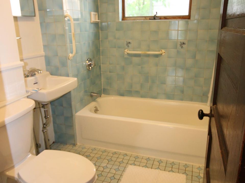 Renovated full bathroom with a new thrown.