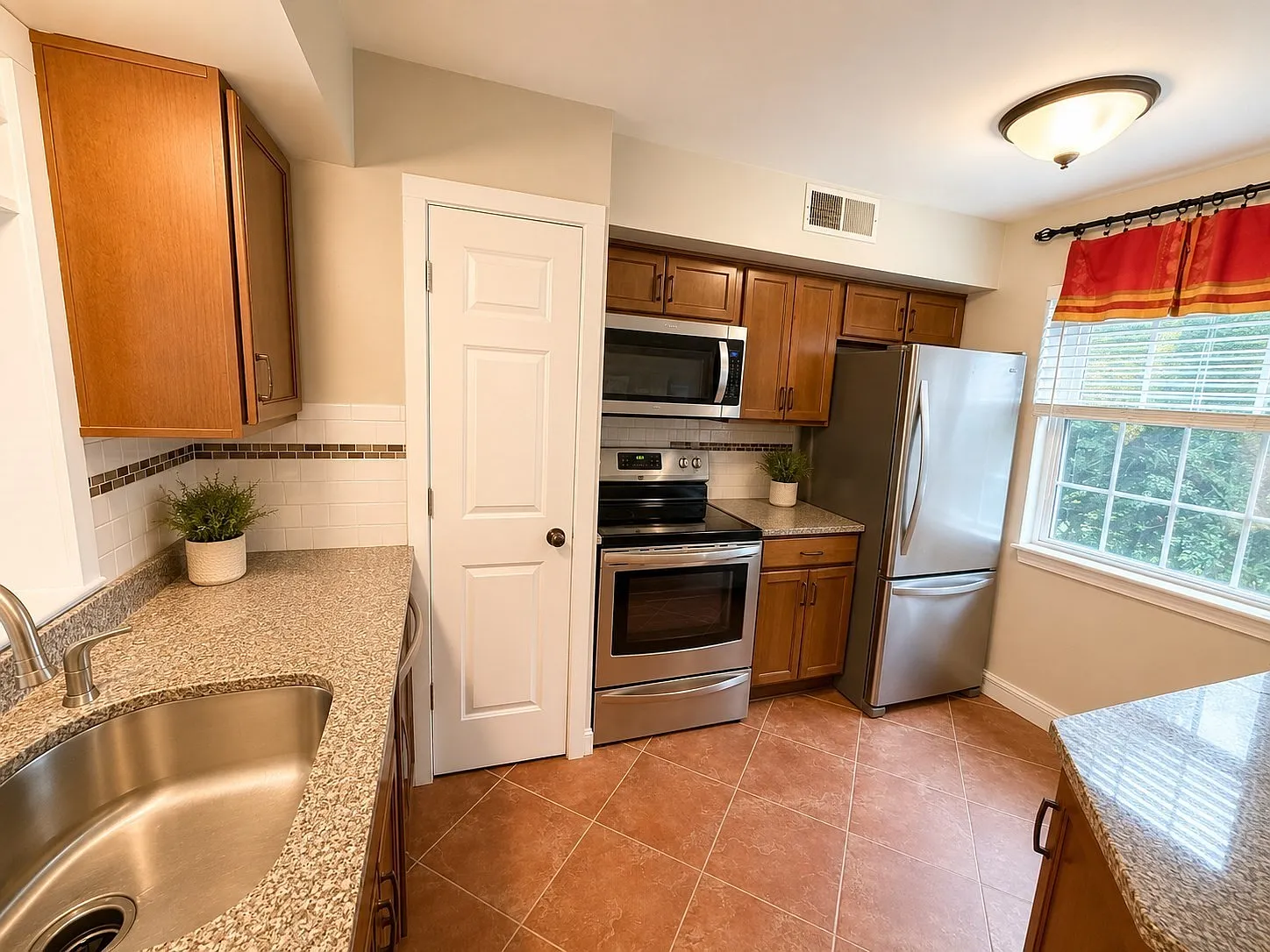 1 bed, 728 sqft, $2,350 — Photo 2