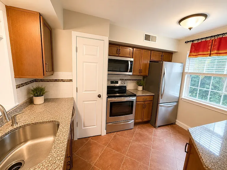 708 Windsor Dr — Photo 2