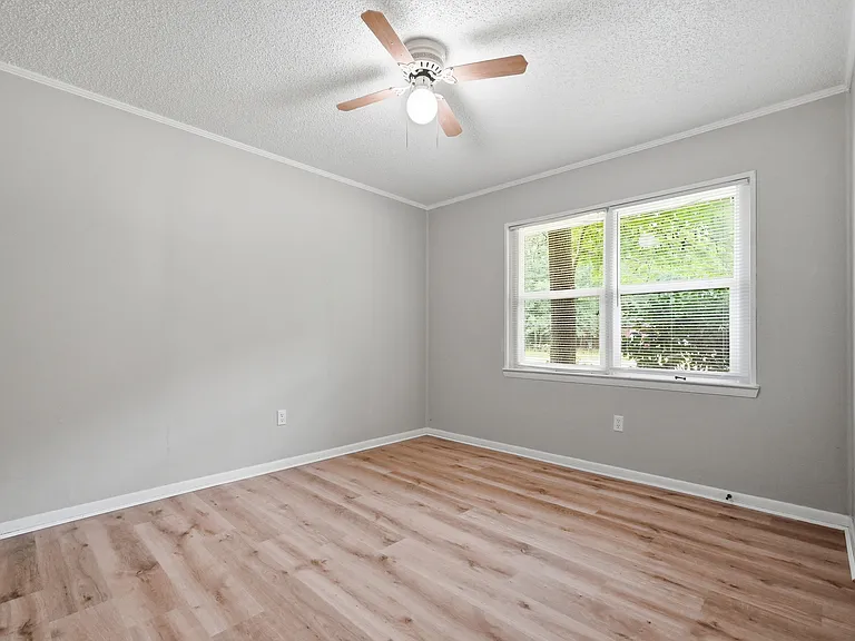90 Andrews Ave — Photo 25