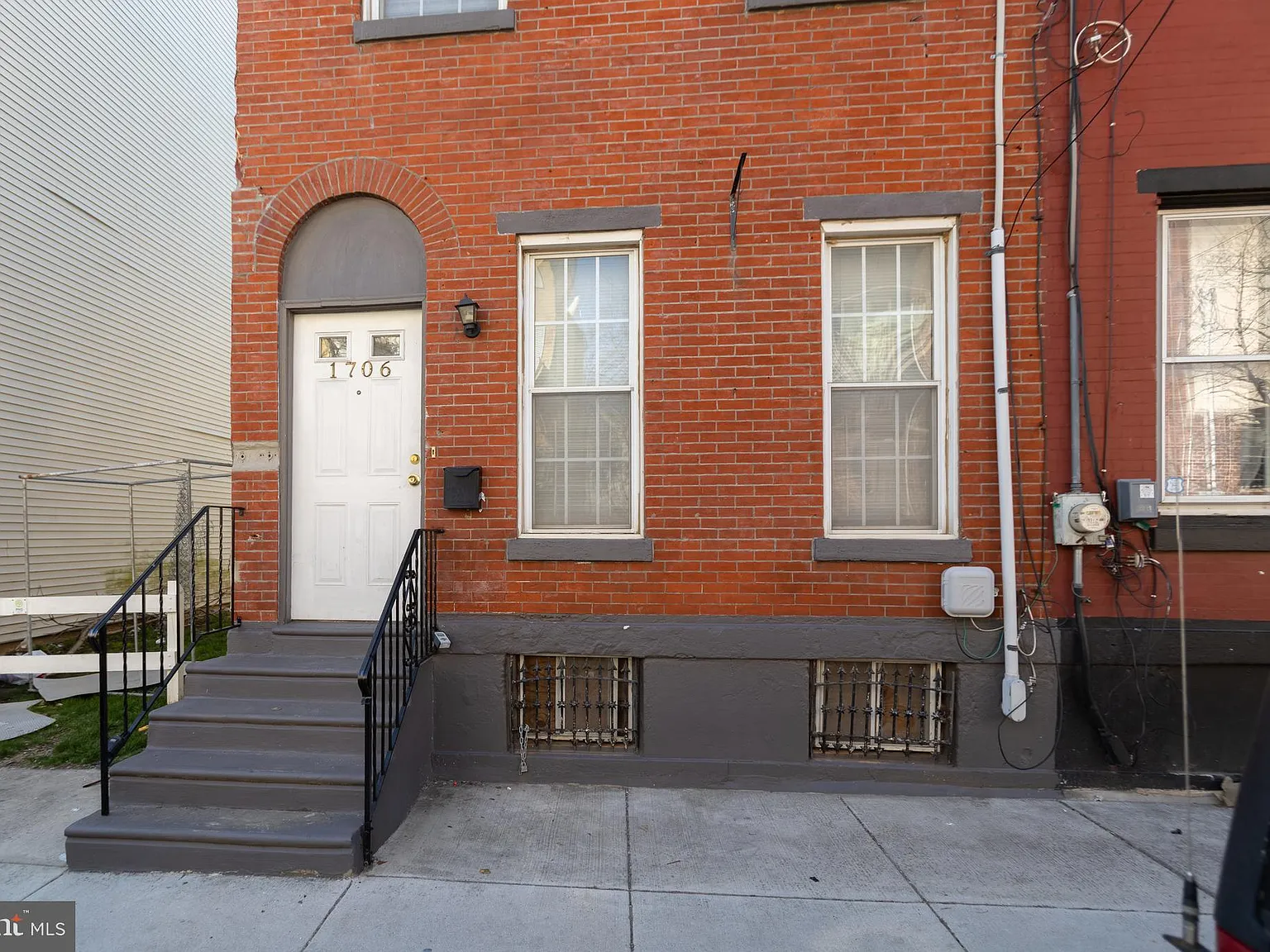 5 bed, 3.0 bath, 1898 sqft, $2,300 — Photo 2