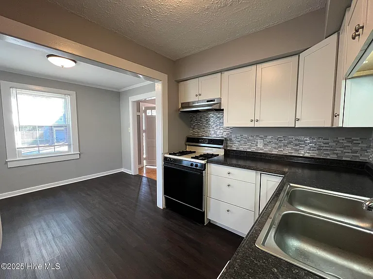 402 Sanborn St — Photo 20