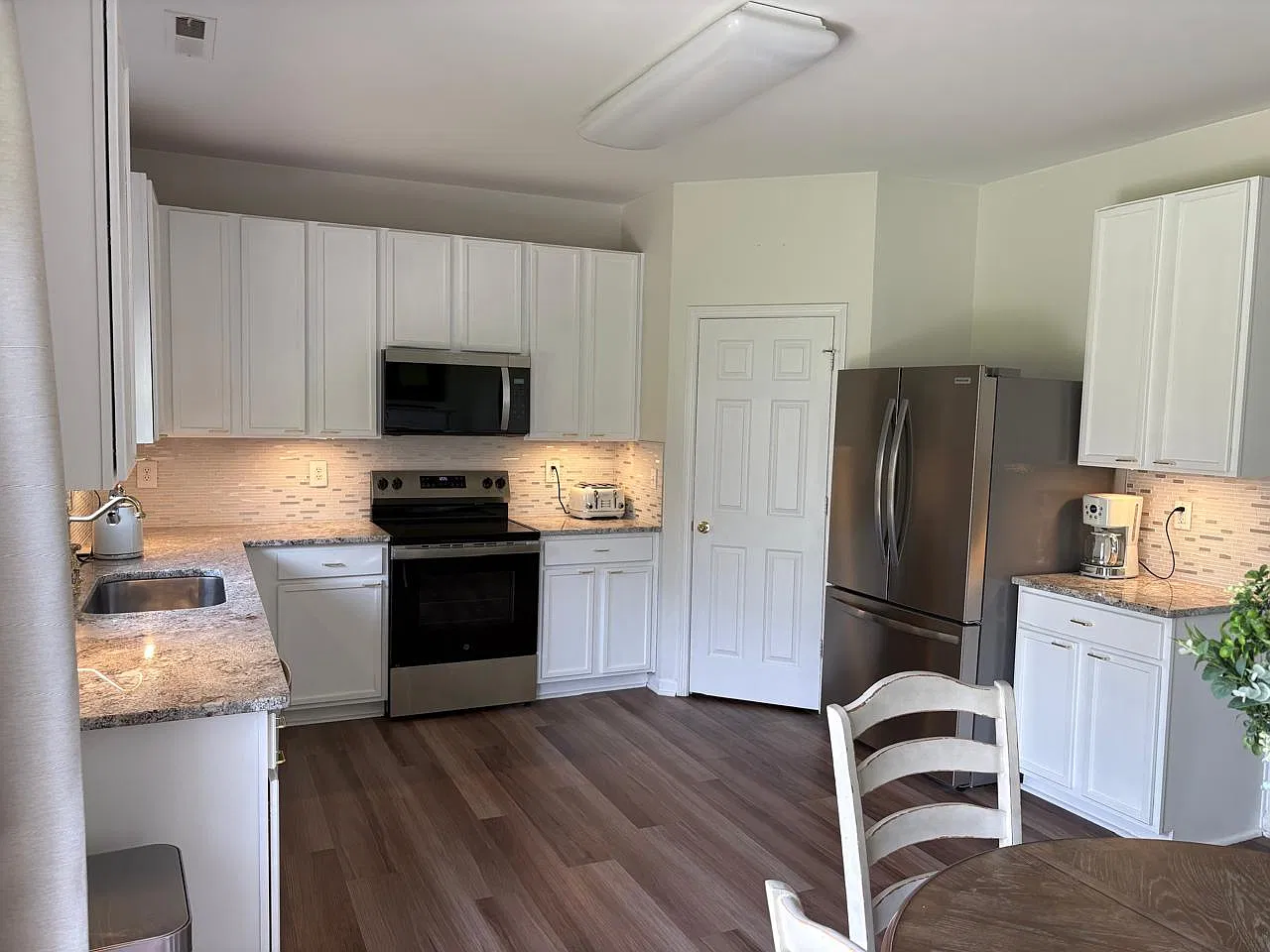 4 bed, 2.5 bath, 2560 sqft, $3,990 — Photo 3