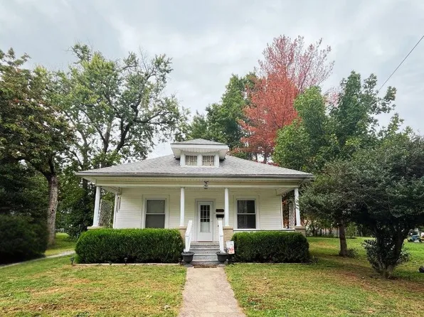 809 Walker St, Fairfield, IL 62837