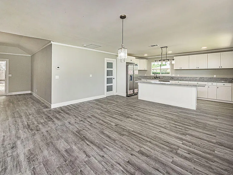 300 Riomar Dr — Photo 4