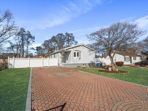 123A Suffolk Avenue, Brentwood, NY 11717