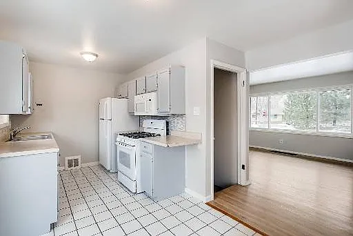 1315 S Kearney St — Photo 4