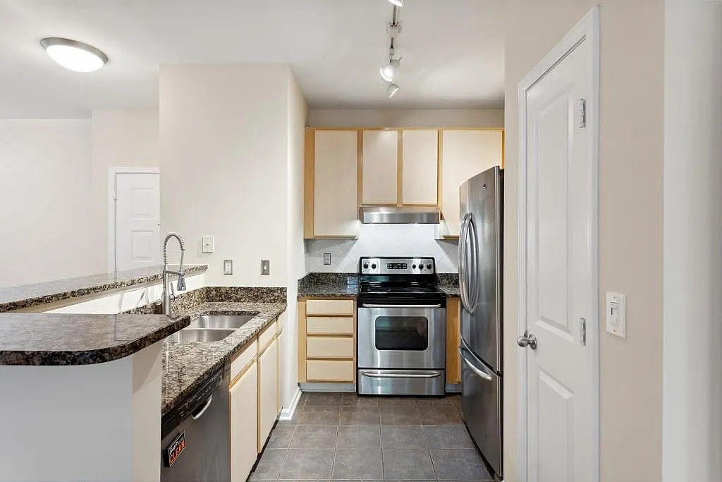 2 bed, 2.0 bath, 1077 sqft, $2,300 — Photo 3