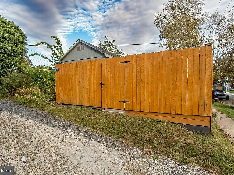 501 E Mount Airy Ave — Photo 44