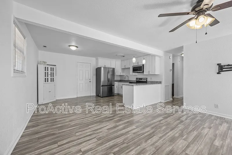 3 bed, 1.0 bath, 950 sqft, $1,950 — Photo 4