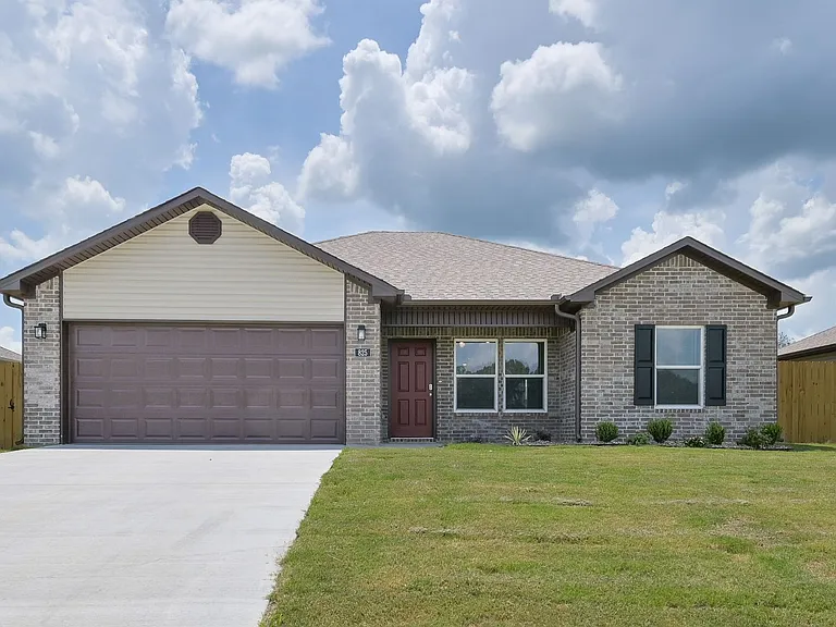 825 Pine Tree Rd — Photo 1