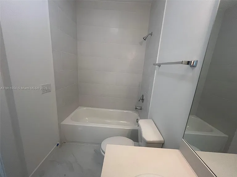 1010 SW 69th Ave #212 — Photo 25