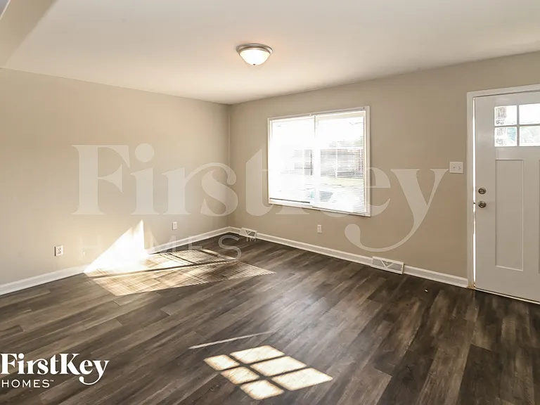 1903 Ashcraft Ave — Photo 3