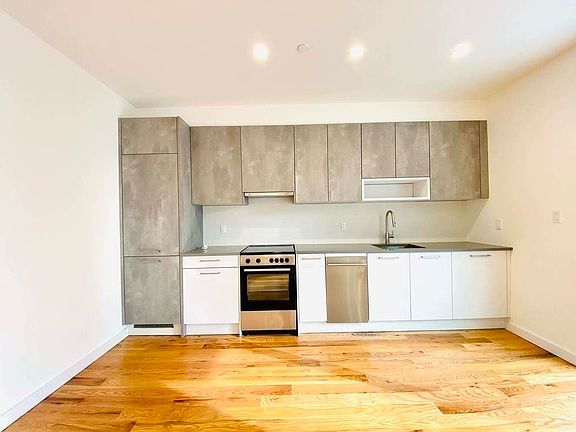 3rd image of 595 New York Ave #2