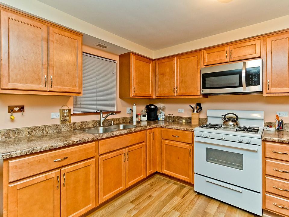 1st image of 3607 N Oconto Ave APT 1E