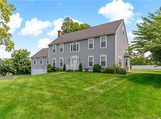 13 Lomartra Ln, Branford, CT 06405
